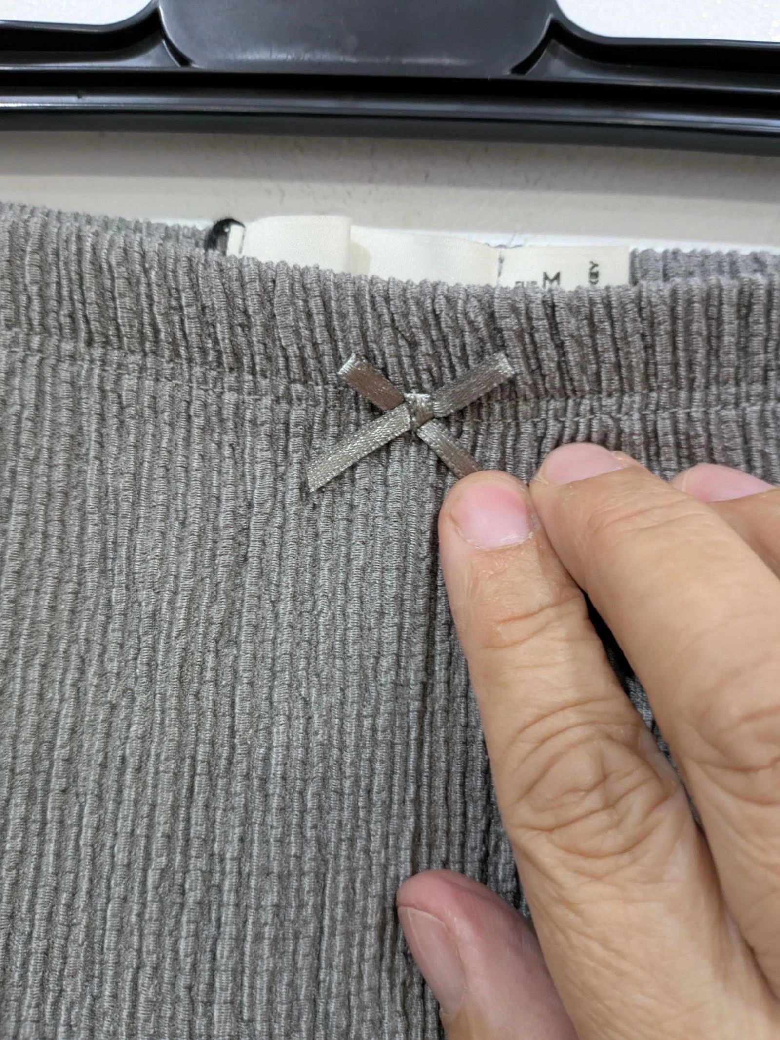 Saia Midi Texturizada Cinza com Cintura Elástica tamanho M da Pull & Bear – photo 3